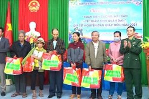 Ấm áp chương trình 'Xuân biên cương, hải đảo - Tết thắm tình quân dân'