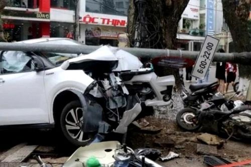 Điều tra nguyên nhân vụ tai nạn giao thông, 1 người bị thương nặng, nhiều xe máy hư hỏng