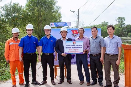Điện lực Thừa Thiên Huế chung tay 'Thắp sáng đường quê'