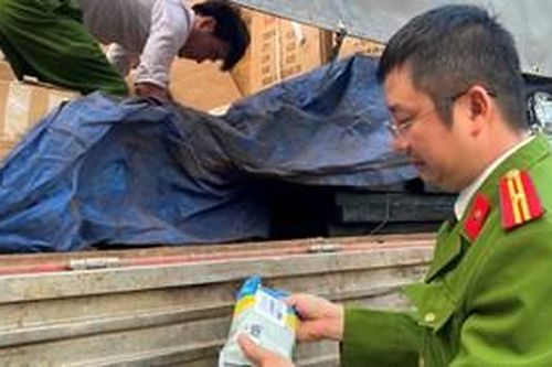 Phát hiện ô tô tải chở nhiều hàng hóa không rõ nguồn gốc