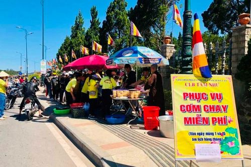 Câu lạc bộ Tâm Như (TP.Đà Lạt) trao 500 suất cơm từ thiện đến người có hoàn cảnh khó khăn