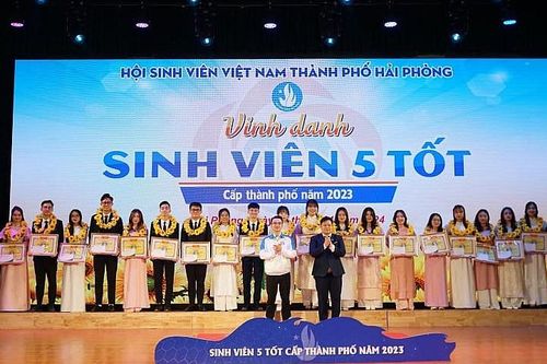 Câu lạc bộ Doanh nhân trẻ 1983 Hải Phòng trao học bổng cho 'Sinh viên 5 tốt'