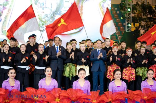 Chủ tịch nước Võ Văn Thưởng cùng Tổng thống Indonesia thưởng thức biểu diễn võ thuật