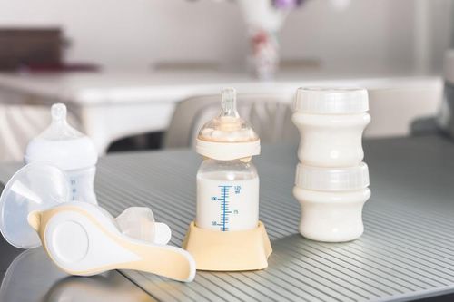 Gợi ý một số mẫu bình sữa mẹ bỉm có thể chọn mua cho trẻ