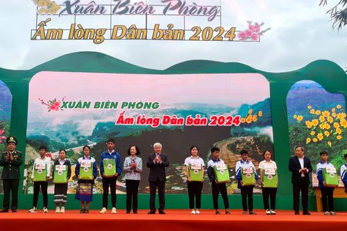 Quỹ Bảo trợ trẻ em Việt Nam: Trao tặng quà Tết cho trẻ em đặc biệt, khó khăn Quảng Bình