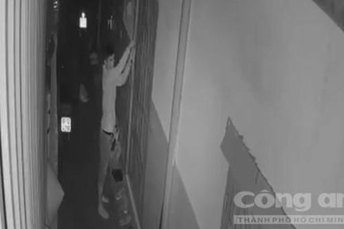 Tên trộm cột cửa 'nhốt'' người dân trong nhà để trộm xe tay ga