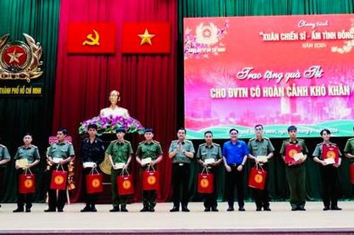 Công an TPHCM: Ấm áp chương trình 'Xuân Chiến sĩ - Ấm tình đồng đội' năm 2024