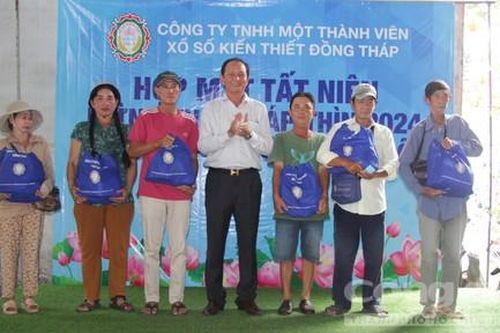 Trao tặng 1.800 phần quà cho người bán vé số