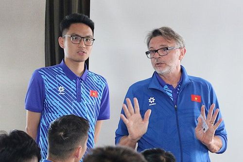HLV Troussier dùng cách đặc biệt để chia tay học trò bị loại