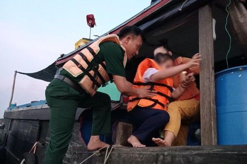 Cứu hai cha con rơi xuống sông ở TP.HCM