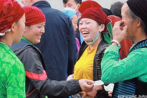 Độc đáo phiên chợ lợn, gà... được buộc dây, cắp nách bán mua