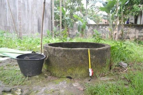 Mâu thuẫn gia đình, chồng chém vợ rồi tử vong dưới giếng