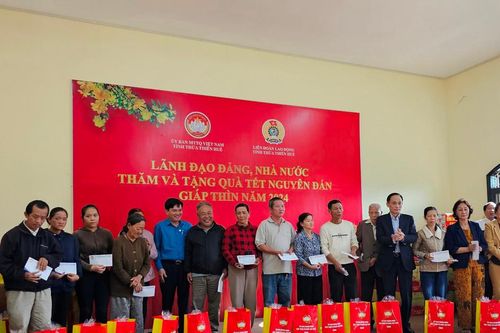 Trưởng ban Đối ngoại Trung ương thăm và tặng quà Tết cho người nghèo tại Thừa Thiên - Huế