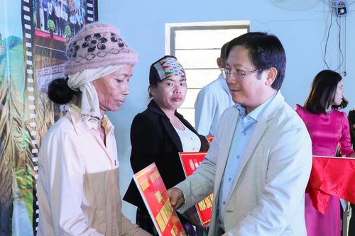 Chương trình 'Xuân Biên phòng - Ấm lòng dân bản': Báo Đại Đoàn Kết trao nhà cho người nghèo