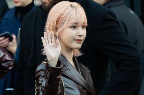 Mỹ nam Tống Uy Long, IU ngồi hàng đầu show Gucci