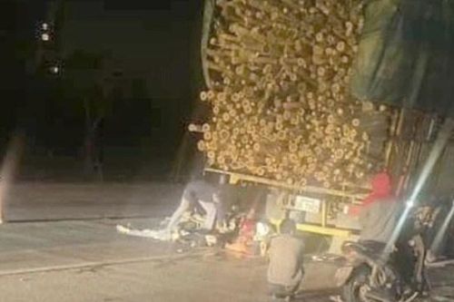 Tai nạn giao thông mới 13/1/2024:Tông vào xe tải, 2 người đi xe máy tử vong