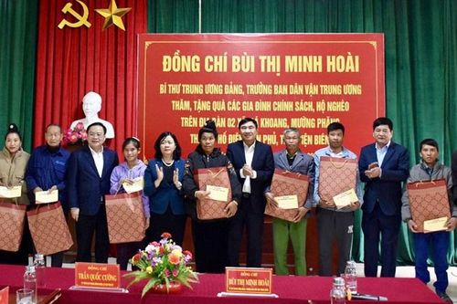 Trưởng Ban Dân vận Trung ương trao quà tặng gia đình chính sách tại Điện Biên
