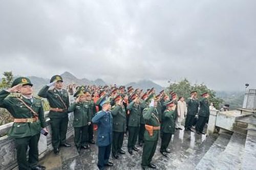 Thiêng liêng lễ chào cờ tại Cột cờ quốc gia Lũng Cú