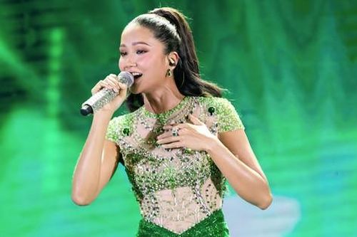 Phản ứng của khán giả khi Hoa hậu H'Hen Niê bất ngờ 'cầm mic' khoe giọng hát