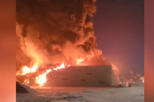 Video nhà kho rộng 50.000m2 ở St. Petersburg chìm trong biển lửa