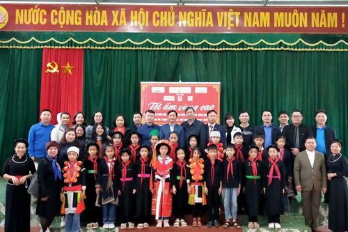 Cục Nhà giáo thăm, tặng quà giáo viên và học sinh khó khăn tỉnh Tuyên Quang