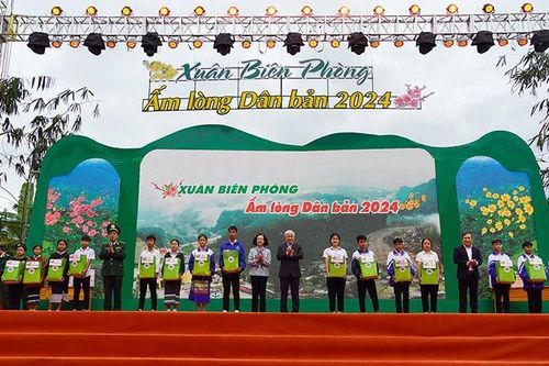 Thường trực Ban Bí thư Trương Thị Mai dự Chương trình 'Xuân Biên phòng - Ấm lòng dân bản'