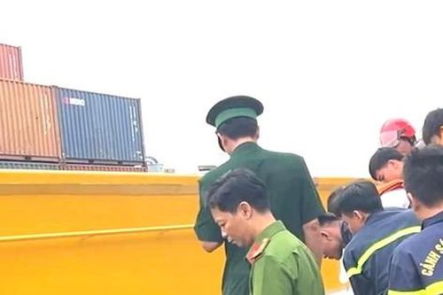 Nhân viên cảng ở Bình Dương rơi từ trên tàu xuống sông tử vong