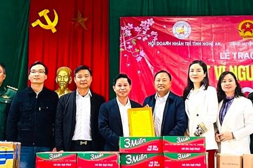 Tết ấm đến với người dân, học sinh huyện biên giới Nghệ An