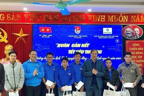 Thành Đoàn Lào Cai tặng quà thanh niên công nhân hoàn cảnh khó khăn