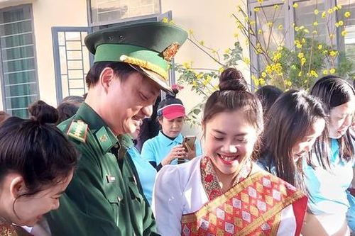 Bà con biên giới vui xuân cùng Bộ đội Biên phòng