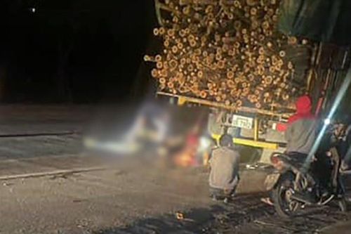 Xe máy tông ô tô tải dừng bên đường, 2 người tử vong