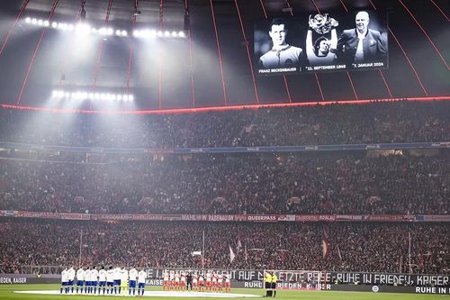 Hơn 75.000 người hâm mộ dành phút mặc niệm huyền thoại Franz Beckenbauer