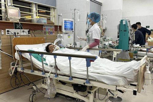 Nhiều người bị ngộ độc khí độc khi khò bình phế liệu ở Hưng Yên