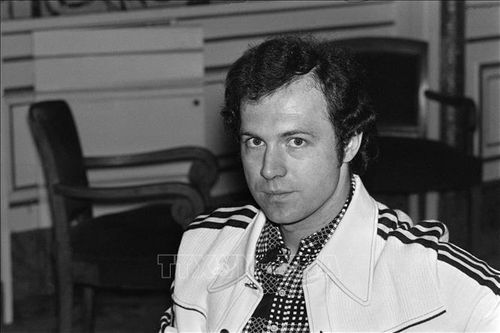 Trên 75.000 người hâm mộ dành phút mặc niệm 'Hoàng đế bóng đá' Franz Beckenbauer