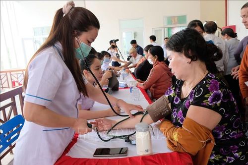Trao quà Tết, khám bệnh miễn phí cho người nghèo huyện miền núi Ba Tơ