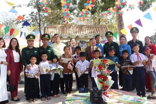 Mang mùa xuân lên miền biên giới