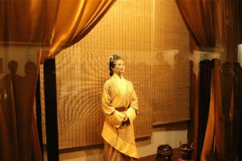 Thiếu nữ 15 tuổi bị đóng băng trong 500 năm, khi được tìm thấy, cô đang ngồi xếp bằng với khuôn mặt sống động đến kinh ngạc