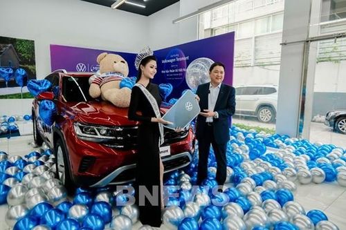 Volkswagen trao giải thưởng SUV cao cấp Teramont cho Hoa hậu Bùi Thị Xuân Hạnh