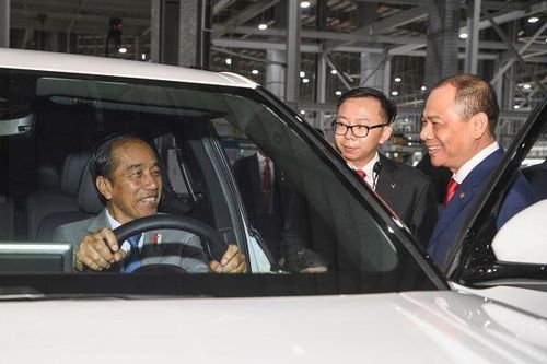 Tổng thống Indonesia Joko Widodo đến thăm tổ hợp nhà máy VinFast tại Hải Phòng