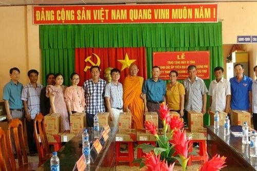 Công ty TNHH Liên doanh Antraco tặng máy vi tính cho xã Lương Phi