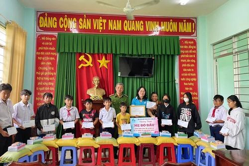 Trao tặng quà cho trẻ em có hoàn cảnh khó khăn