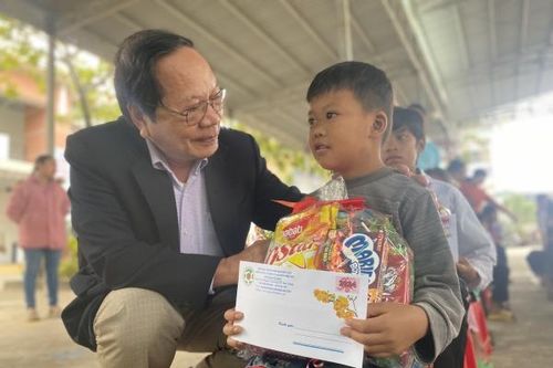 Hội Bảo trợ người khuyết tật, bệnh nhân nghèo và quyền trẻ em tỉnh: Trao tặng 100 suất học bổng cho học sinh nghèo, vượt khó của huyện Khánh Vĩnh