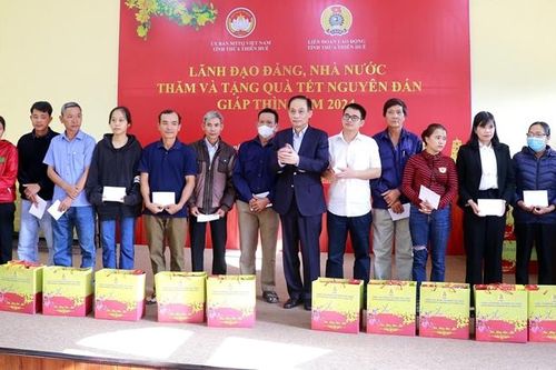 Bí thư Trung ương Đảng, Trưởng ban Đối ngoại Trung ương Lê Hoài Trung trao quà tết tại Thừa Thiên Huế