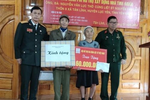 Yên Bái: Bàn giao kinh phí hỗ trợ xây dựng nhà tình nghĩa cho thân nhân liệt sỹ tại Lục Yên