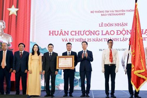 Báo VietNamNet nhận Huân chương Lao động hạng nhất