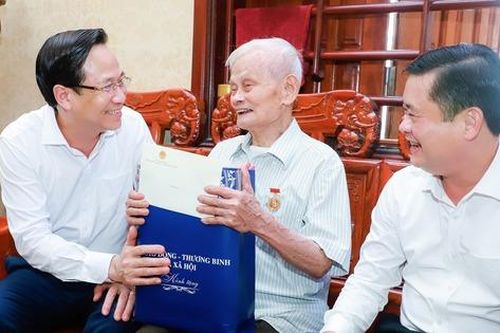 Việc tặng quà người có công dịp Tết Nguyên đán 2024 phải kết hợp chu đáo với thăm hỏi, động viên
