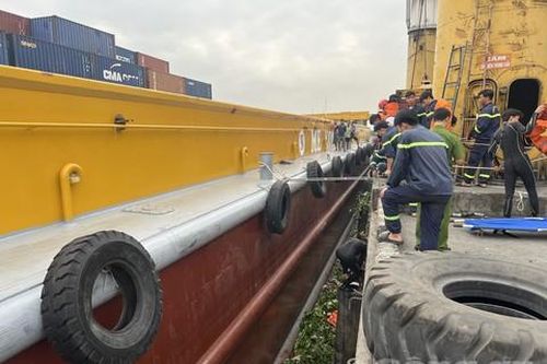 Nhân viên cảng rơi từ tàu container xuống sông, tử vong thương tâm