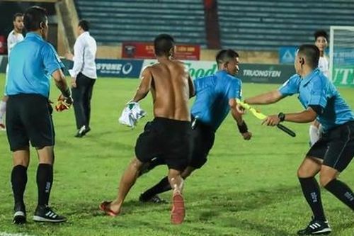 Quận 11: Điều tra vụ cầu thủ 'tác động' trọng tài trên sân bóng