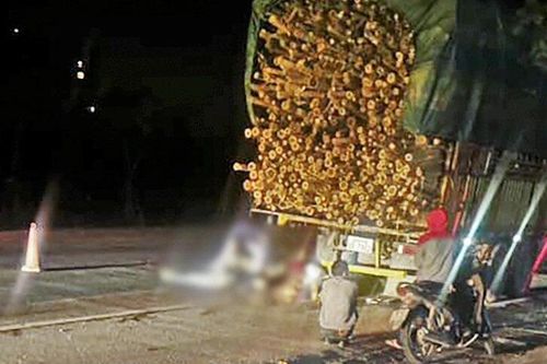 Va chạm với xe tải chở keo, 2 người đi xe máy chết tại chỗ