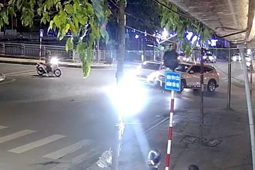 Tài xế ô tô khiến nhiều người ngỡ ngàng sau va chạm giao thông